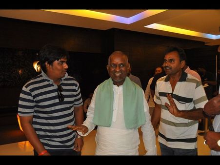 'రుద్రమదేవి' ట్రైలర్ షో వద్ద ఇళయరాజా (ఫొటోలు)