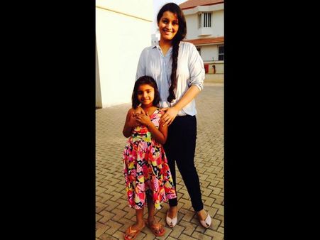 పుట్టిన రోజు పాపాయి: పవన్ కూతురు...తల్లితో కలిసి