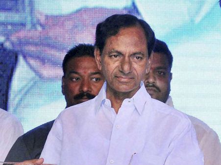 సీఎం కేసీఆర్ సినిమా కోసం పాట రాయబోతున్నాడు!