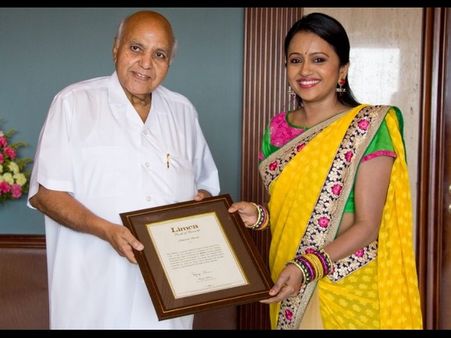 జాతీయ స్థాయిలో రికార్డ్: సుమకు అందించిన రామోజీ