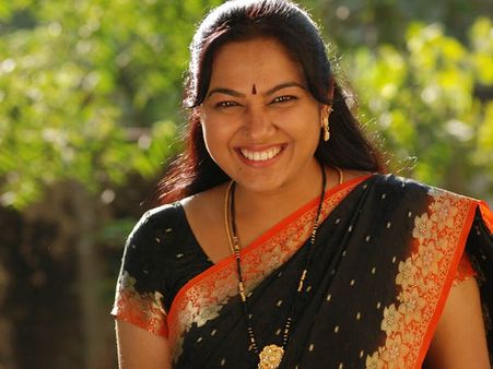 పోలీసులను కలిసా...సంస్కారం లేదు: నటి హేమ ఫైర్