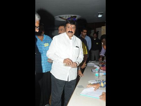 ముగిసిన 'మా' ఎన్నిక‌: స్టార్ హీరోలు దెబ్బకొట్టారు