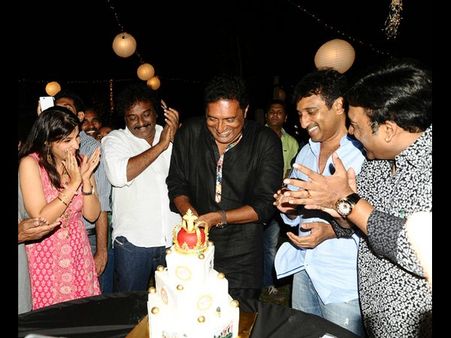 పార్టీ లో ఫన్: ప్రకాష్ రాజ్, శ్రీనువైట్ల కలిసి..(ఫొటోలు)