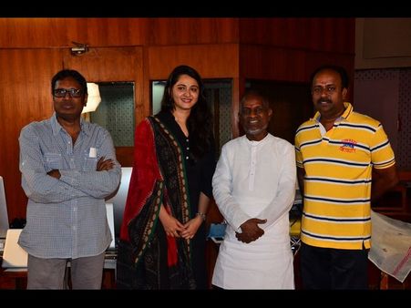 ఇళయరాజా ఆశీస్సులు తీసుకున్న అనుష్క (ఫొటోలు)