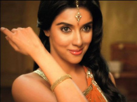 అనుష్కను వదిలేసి అసిన్‌ను ఇబ్బంది పెడుతున్నారు!