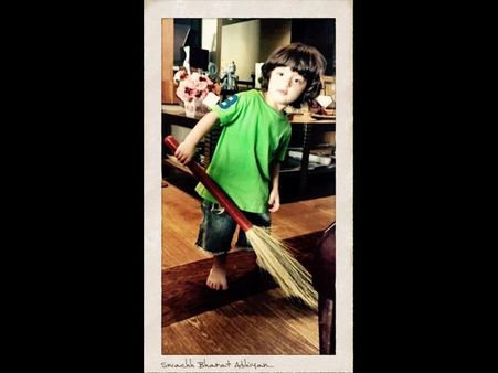 షారుక్ ఖాన్ చిన్న కొడుకు చిపురు పట్టి ఇలా..(ఫోటో)