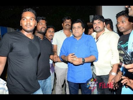 సమంత నడుముపై...అలీ చెత్త చేష్టలు!