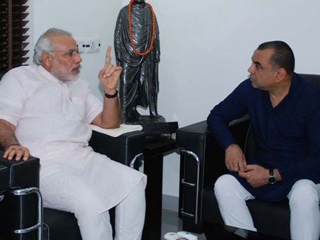 ప్రధాన మోదీ జీవిత కథతో సినిమా....డిటేల్స్