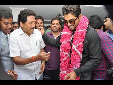 ఫ్యాన్స్ సమక్షంలో బన్నీ బర్త్ డే సెలబ్రేషన్స్ (ఫోటోస్)