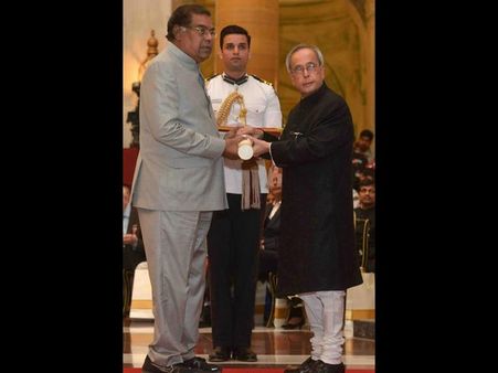 ‘పద్మ శ్రీ’ అవార్డు అందుకున్న కోట (ఫోటో)