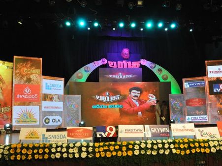 ‘లయన్’ ఆడియో వేడుక హడావుడి (ఫోటోస్)