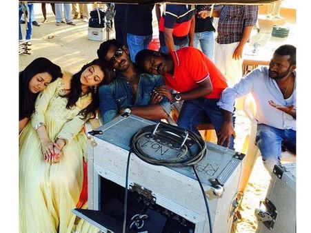 ఆన్ లొకేషన్ ఫొటో: హీరో భుజాలపై వాలి కాజల్ గాఢ నిద్ర