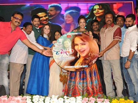 కె.రాఘవేంద్రరావు, తమన్నా కలిసి...(ఫొటోలు)