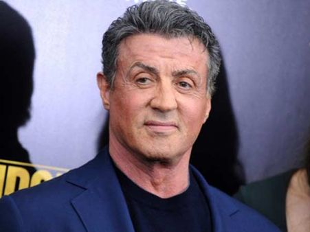 డేటింగ్ చేయవద్దంటూ కూతుర్లపై... స్టార్ హీరో ఆంక్షలు