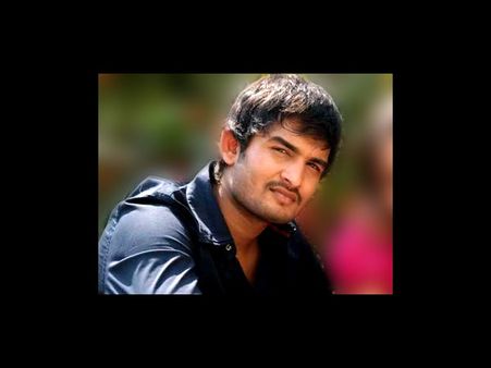 తప్పతాగి పబ్‌లో హీరో వీరంగం, ఒకరిపై దాడి