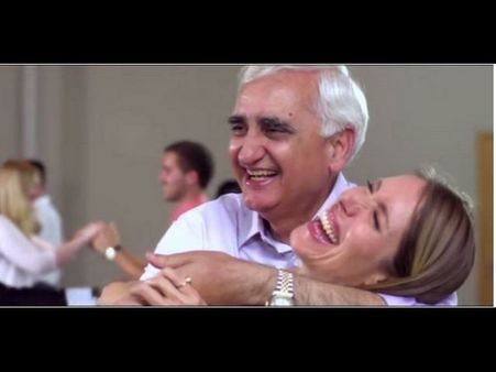 రీమేక్ సాంగ్: జర్మన్ దౌత్యవేత్త‌తో కాంగ్రెస్ లీడర్ సల్మాన్ ఖుర్షీద్ (వీడియో)