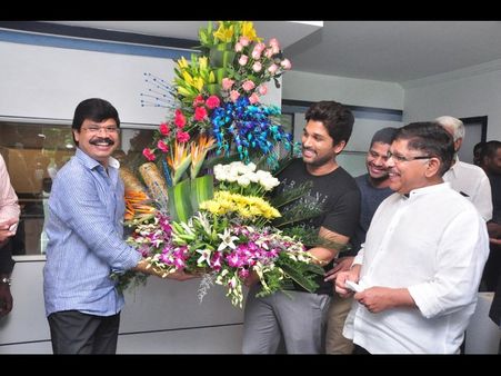 బోయపాటి బర్త్ డే సెలబ్రేషన్ @ గీతాఆర్ట్స్ ఆఫీస్ (ఫోటోస్)