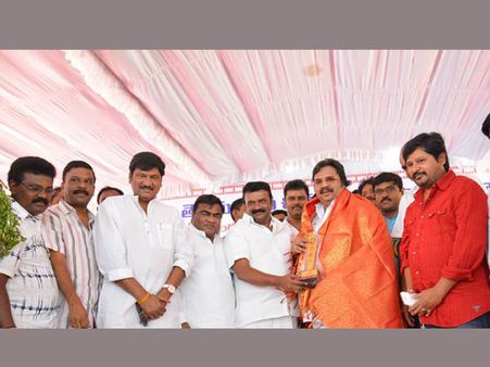 కేసీఆర్‌కు సహకరిద్దాం, హైద్రాబాద్ లోనే పరిశ్రమ: దాసరి