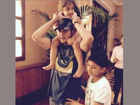 తన పిల్లలిద్దరిని ముద్దు,గారం చేస్తూ మహేష్(ఫొటో)