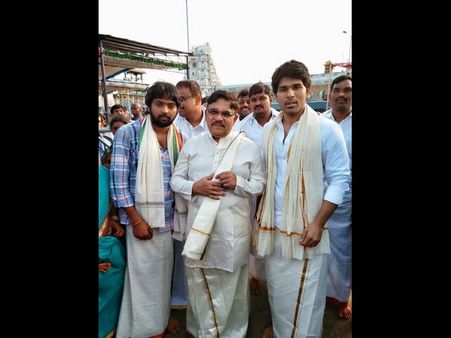 కెమెరాకి చిక్కారు : అల్లు అరవింద్...మెగా హీరో తో కలిసి
