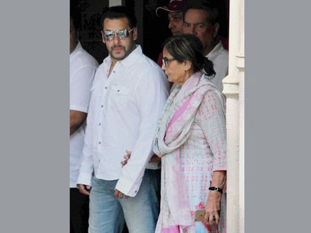 కుక్కలా?...ఇదేనా సల్మాన్ మంచితనం, చివరకు చిరు కూడా!