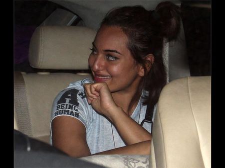 క్యూ కట్టారు: సల్మాన్ ఖాన్‌కు పరామర్శల వెల్లువ (ఫోటోస్)