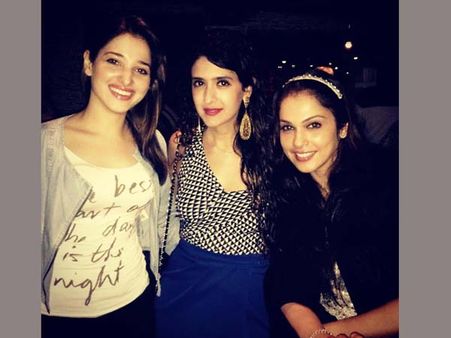 రాత్రి...ఫ్రెండ్స్ తో పార్టీలో తమన్నా (ఫొటో)