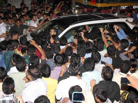 బాంబే హైకోర్టు ఎదుట సల్మాన్ ఖాన్ ఫ్యాన్ ఆత్మహత్యాయత్నం