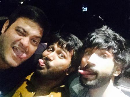 రచ్చ రంబోలా: మంచు మనోజ్ బ్యాచిలర్ పార్టీ (ఫోటోస్)