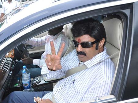 ప్రత్యేక హోదాపై మాట్లాడి.... బాలకృష్ణ ఇలా దొరికిపోయాడేంటి