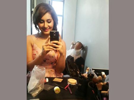 బోర్ కొట్టి ... : రాశీ ఖన్నా సరదా సెల్పీ (ఫొటో)