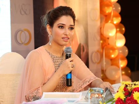 నేను డీప్ లవ్‌లో ఉన్నానంటూ బురిడీ కొట్టించిన తమన్నా!