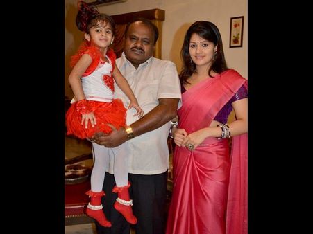 నిర్మాతగా మారబోతున్న మాజీ సీఎం భార్య...