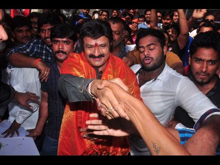 బాలయ్య అభిమానులం-సమాజ సేవకులం (ఫోటోస్)