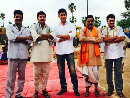 నమ్రతగా చేతులు కట్టిన మహేష్...సినిమాలోదా ఈ స్టిల్?