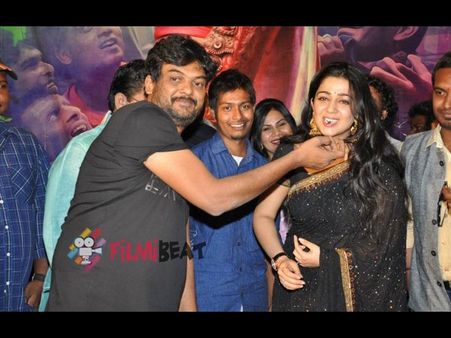 పుట్టిన రోజు పూట...పూరి, ఛార్మి కేకపెట్టించారు...(ఫొటోలు)