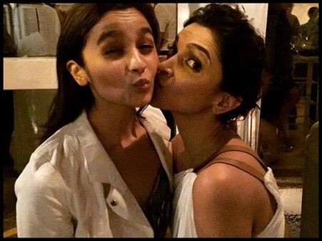 హీరోలు, హీరోయిన్లు, డైరెక్టర్లు పార్టీ చేసుకున్నారు (ఫోటోస్)