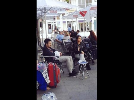 హీరోయిన్ తో అఖిల్...కూల్ గా (ఫొటో)