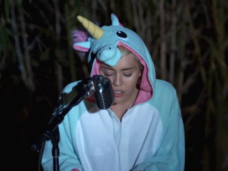 పెంపుడు చేప చనిపోయిందని,పాట రాసి,పాడింది (వీడియో)