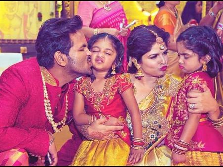 వెరీ క్యూట్: కూతుర్లను ముద్దు చేస్తూ మంచు విష్ణు దంపతులు (ఫోటో)