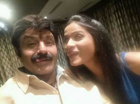 యాంకర్ తో చిలిపిగా...బాలకృష్ణ సెల్ఫీ (ఫొటో)