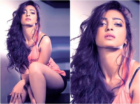 బాలయ్య హీరోయిన్ చూపులతోనే కుర్రాళ్లకు మత్తెక్కిస్తోంది