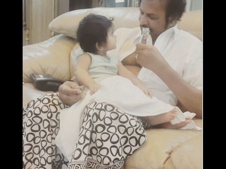 బేబీ సిట్టర్ గా ...పాలు పట్టిస్తూ మోహన్ బాబు (ఫొటో)