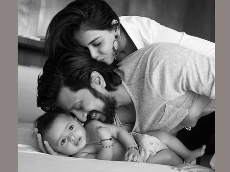 క్యూట్ ఫ్యామిలీ : బాబుతో,భర్తతో జెనీలియా ఇలా... (ఫొటో)