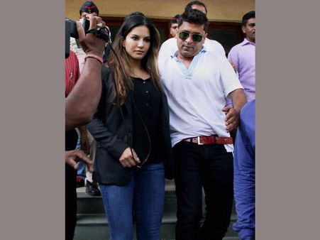 కేసు... విచారణ‌: పోలీస్‌ స్టేషన్‌కు వెళ్లిన సన్నీలియోన్