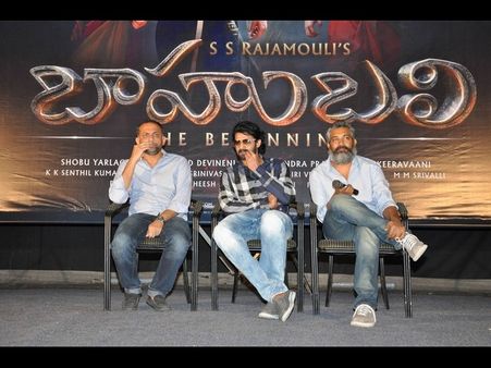 బాహుబలి ప్రెస్ మీట్: క్షమాపణ చెప్పిన ప్రభాస్ (ఫోటోస్)