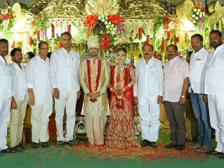 లవ్ టచ్: టీఆర్ఎస్ నేత కొడుకుతో హీరోయిన్‌ పెళ్లి (ఫోటోస్)