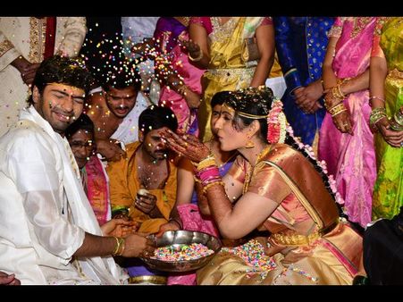 నరేష్ కంటే విరూప అల్లరే ఎక్కువ...!(పెళ్లిలో దృశ్యాలు)