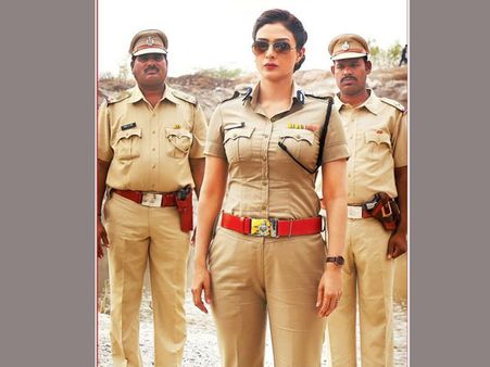 పవర్ ఫుల్ లేడీ: టబు లుక్ అదిరింది