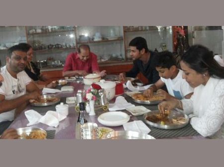 ఆనందోత్సవం : మహేష్ తన తండ్రితో...ఫ్యామిలీతో భోజనం (ఫొటోలు)